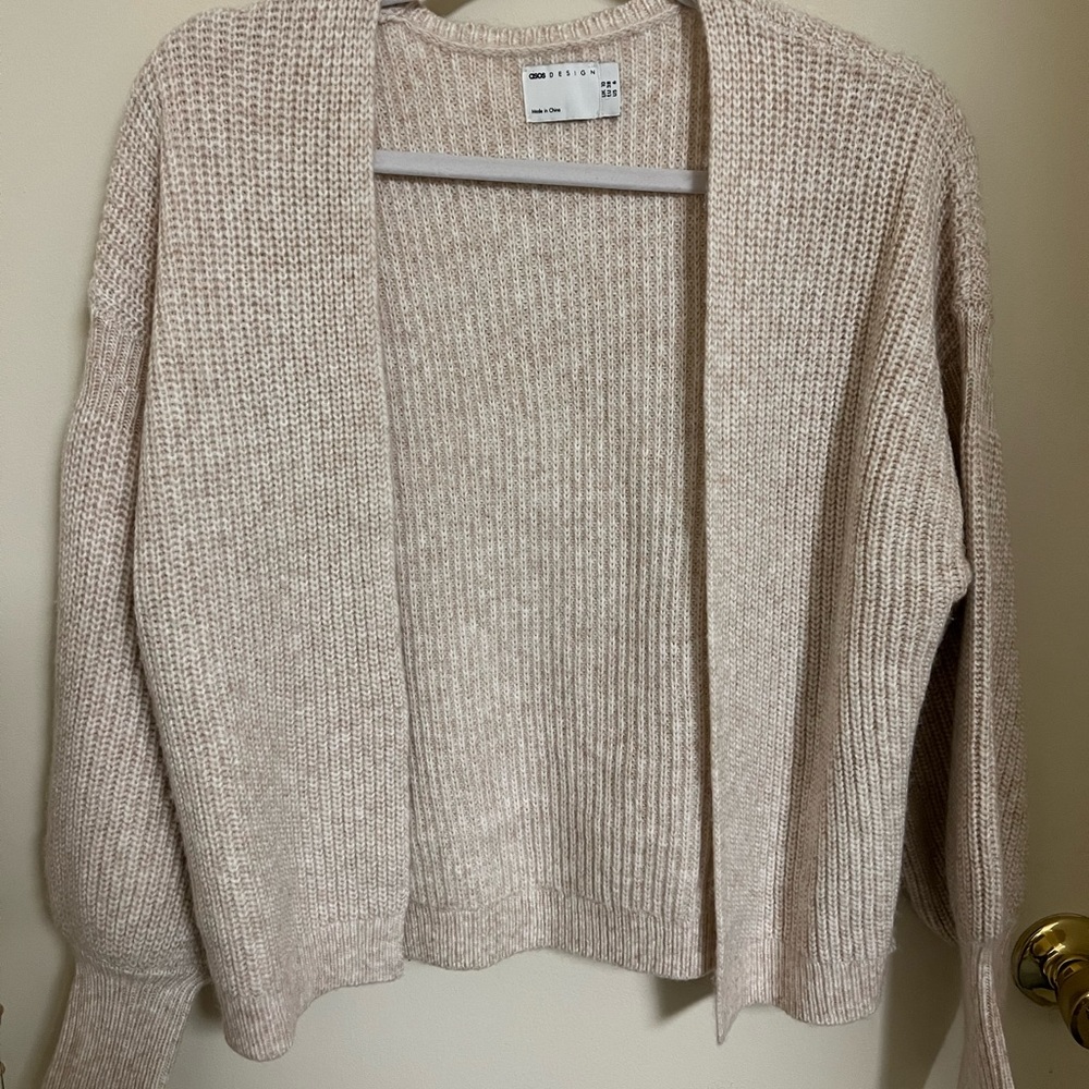 Cute cream colored cardigan 🤍 only been worn once!!!